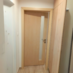 Pre zákazníka v Prešove sme vyrobili moderné interiérové drevené dvere s skleneným panelom