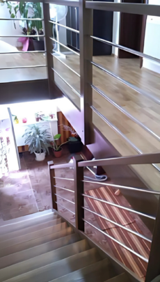Drevené schody Košice s bezpečnostným nerezovým zábradlím pre moderný interiér.