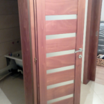 Detail interiérových drevených dverí Prešov s elegantným dizajnom.