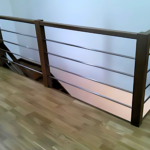 Drevené schodisko so zábradlím Prešov v kombinácii dreva a nerezových prvkov.