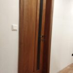 Interiérové drevené dvere Trnava s úzkym zvislým presklením v byte.