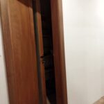 Detail interiérových drevených dverí Trnava s elegantným sklom.