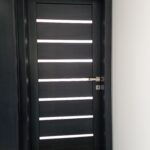 Masívne čierne interiérové dvere Trenčín v minimalistickom štýle.