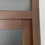 Detail rámového spoja interiérových drevených dverí Bardejov s kvalitným opracovaním.