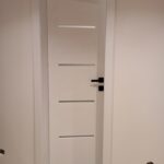 Klasické biele interiérové drevené dvere Martin s horizontálnymi pruhmi.