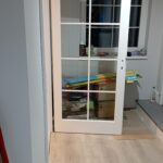 Biele interiérové drevené dvere Košice so sklenenými tabuľami a rámovým delením.