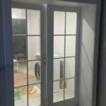 Dvojkrídlové interiérové drevené dvere Košice s presklením v rodinnom dome.